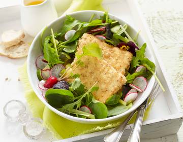 Gebackener Feta mit Spinatsalat und Radieschen