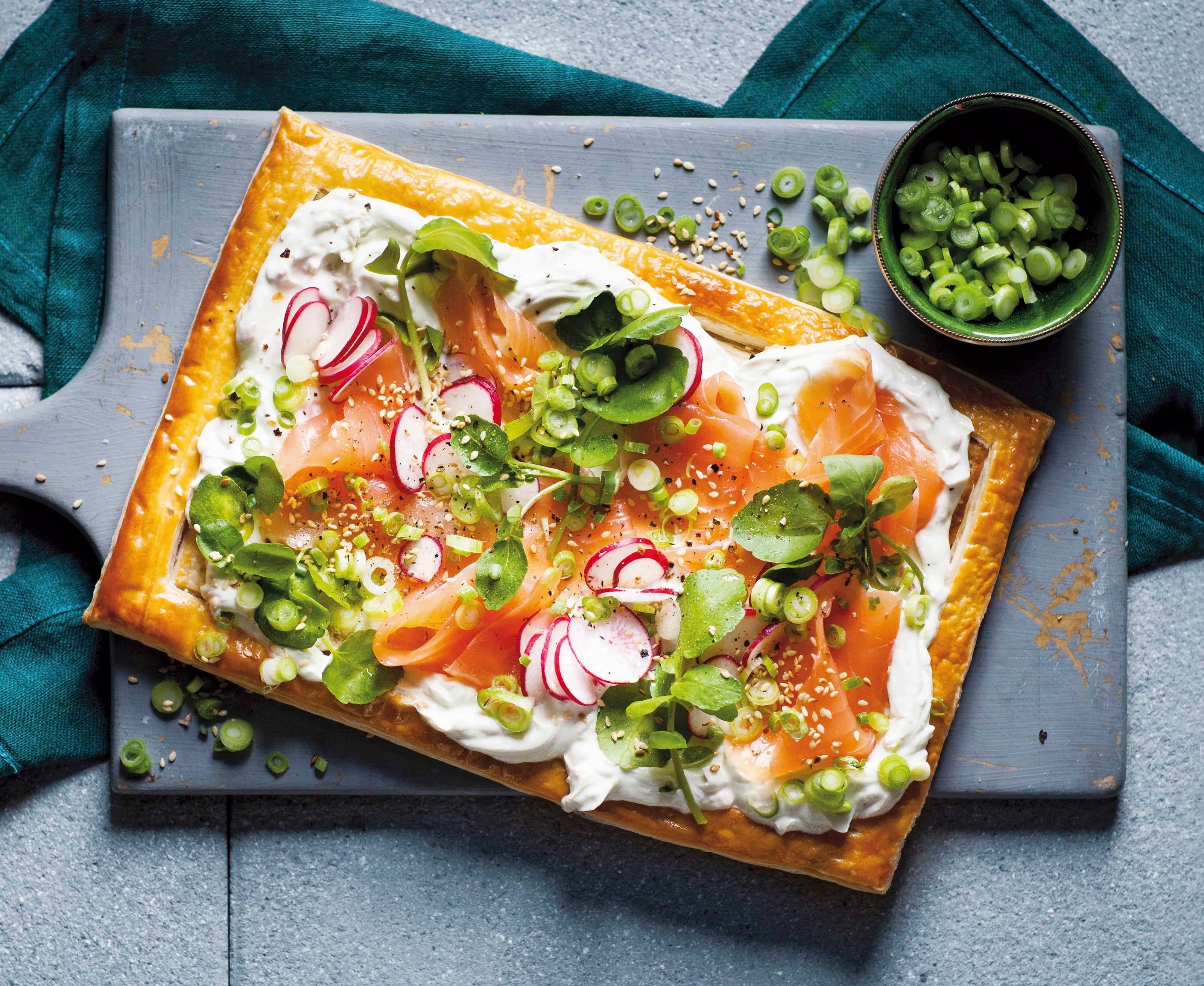 Blätterteigtarte mit Räucherlachs und Radieschen Rezept