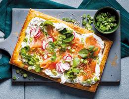 Blätterteigtarte mit Räucherlachs und Radieschen Blätterteigtarte mit Räucherlachs und Radieschen
