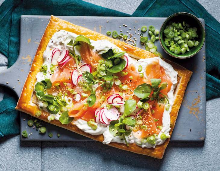 Blätterteigtarte mit Räucherlachs und Radieschen Blätterteigtarte mit Räucherlachs und Radieschen