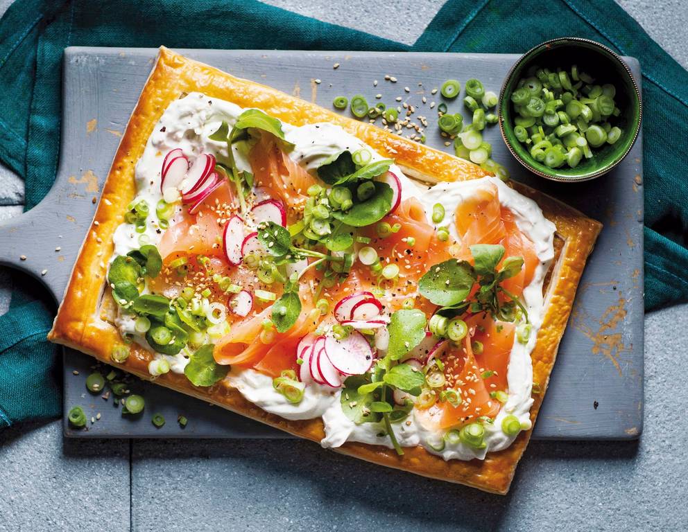 Blätterteigtarte mit Räucherlachs und Radieschen Blätterteigtarte mit Räucherlachs und Radieschen