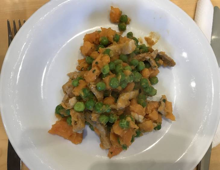 Süßkartoffel-Erbsen Pfanne mit Hühnerfleisch Süßkartoffel-Erbsen Pfanne mit Hühnerfleisch