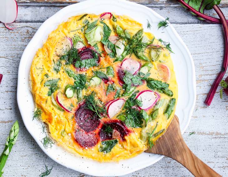 Frittata mit Spargel, Roten Rüben und Radieschen