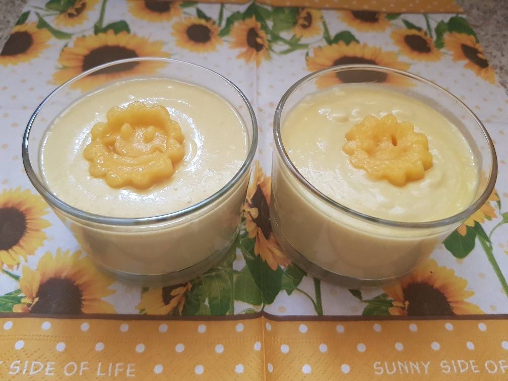 Mangocreme mit Cashewkernen