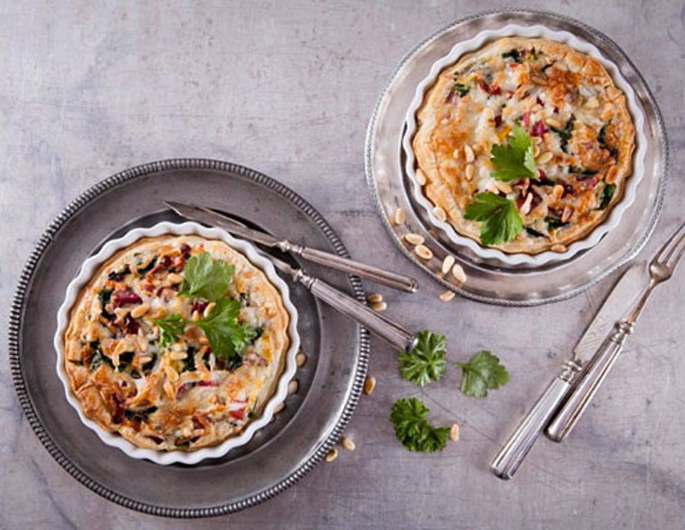 Blätterteigquiche mit Mangold, Speck und Ziegenkäse Blätterteigquiche mit Mangold, Speck und Ziegenkäse