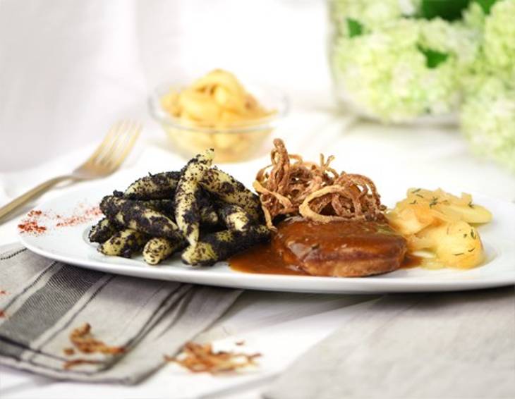 Kalbsnaturschnitzerl mit Mohnschupfnudeln, glacierten Äpfeln und Röstzwiebel Kalbsnaturschnitzerl mit Mohnschupfnudeln, glacierten Äpfeln und Röstzwiebel