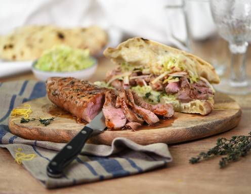 Schweinsfilet im Fladenbrot mit Spitzkraut und Knoblauchmayonnaise Rezept