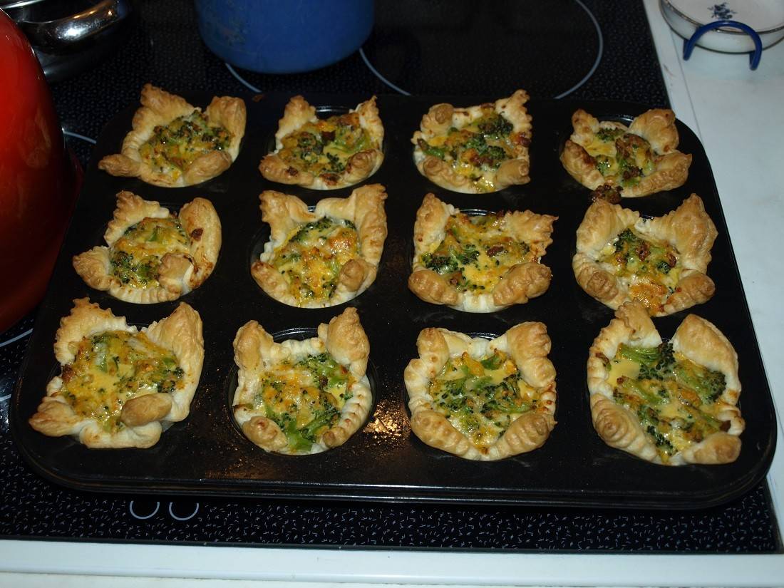 Blätterteigmuffins mit Brokkoli und Käse