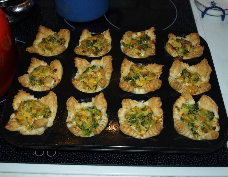 Blätterteigmuffins mit Brokkoli und Käse
