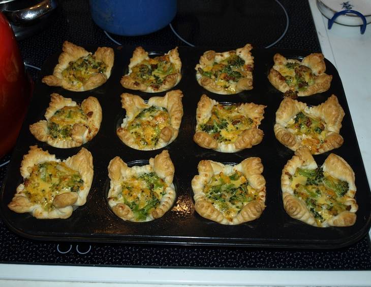 Blätterteigmuffins mit Brokkoli und Käse Blätterteigmuffins mit Brokkoli und Käse