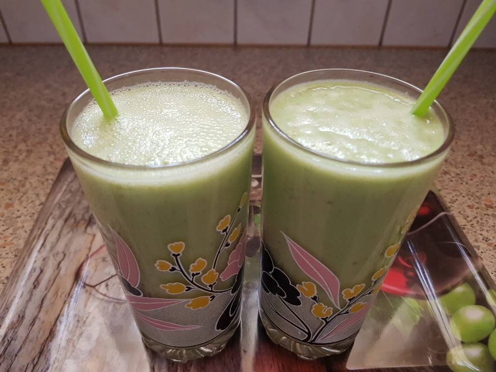 Buttermilch-Shake mit Rucola und Obst Rezept - ichkoche.de