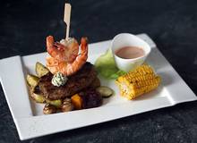 Surf & Turf mit Cocktailsoße Surf & Turf mit Cocktailsoße