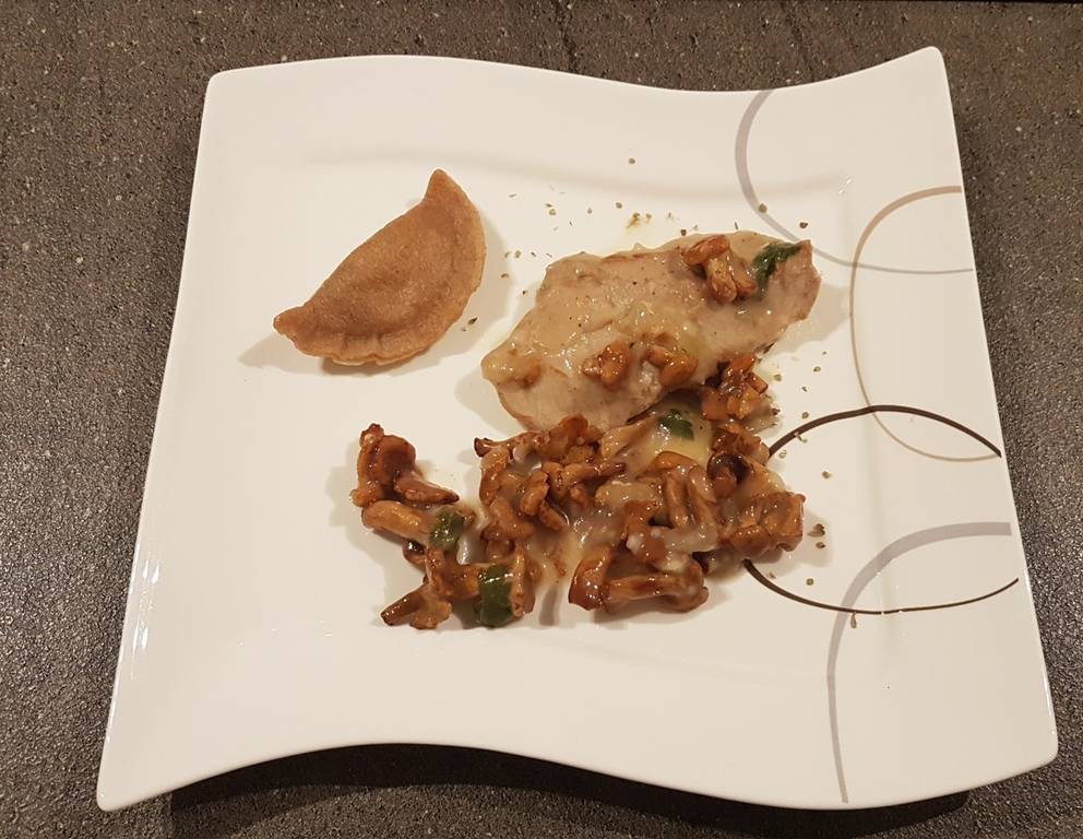 Nudeln mit Schweinefilet, Eierschwammerl und Estragon Nudeln mit Schweinefilet, Eierschwammerl und Estragon