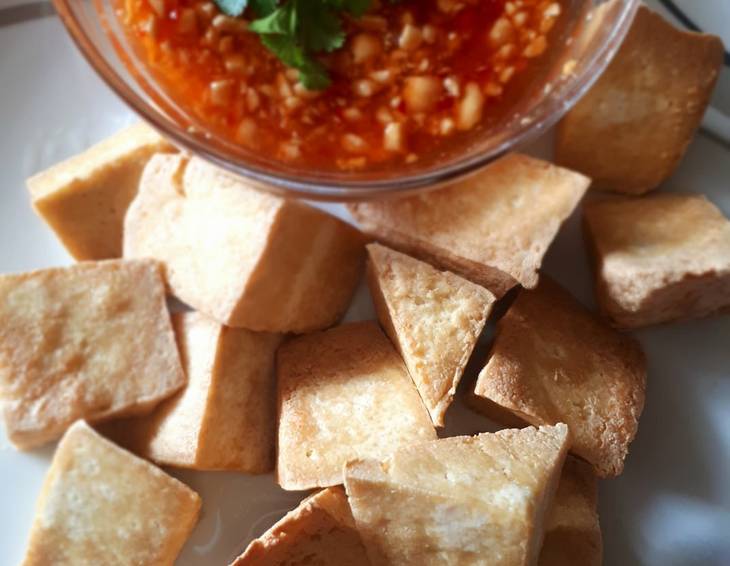 Kartoffelspalten mit Tomaten-Knoblauch Dip Kartoffelspalten mit Tomaten-Knoblauch Dip