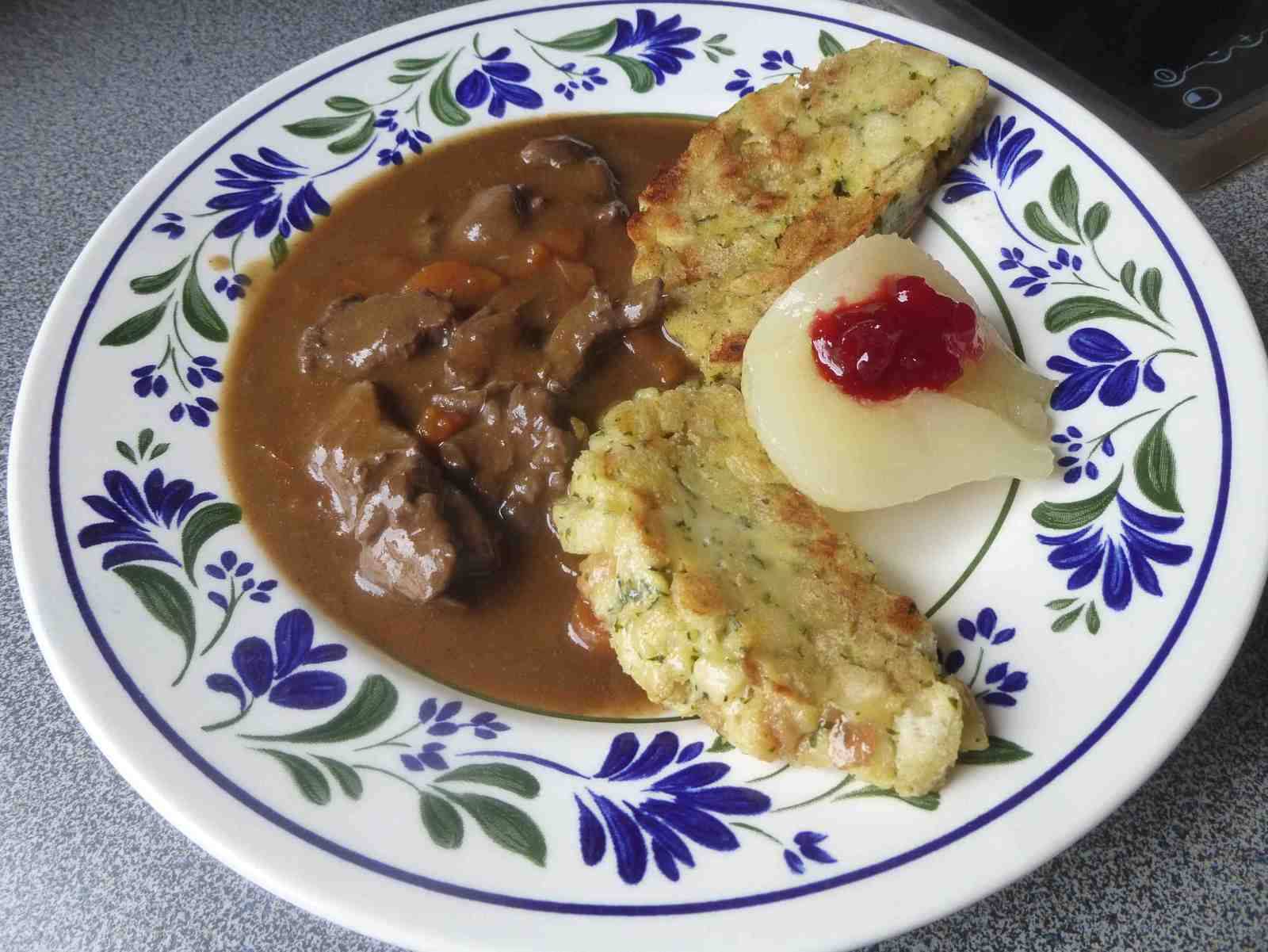 Rehragout mit Preiselbeeren und Maroni Rezept - ichkoche.de