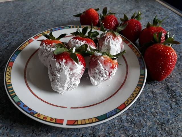 Erdbeeren in Staubzucker