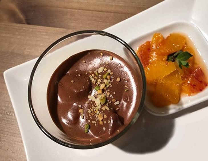 Schoko-Schmankerl-Mousse mit beschwipsten Orangen Schoko-Schmankerl-Mousse mit beschwipsten Orangen