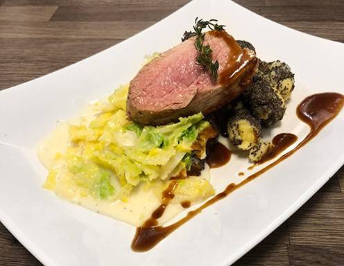 Schweinsfilet mit Rahmkohl und Mohnschupfnudeln Rezept