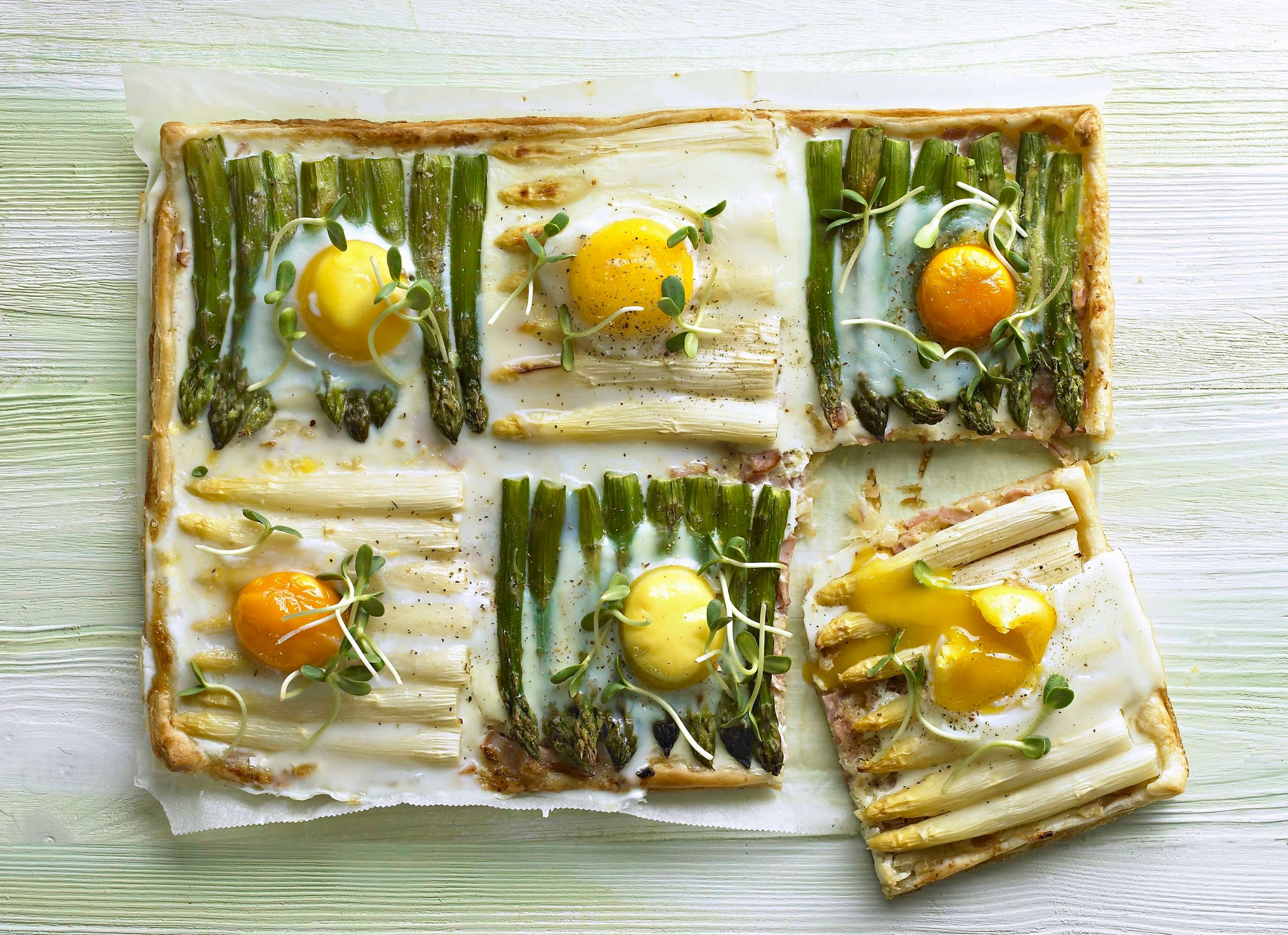 Spargeltarte mit Spiegelei