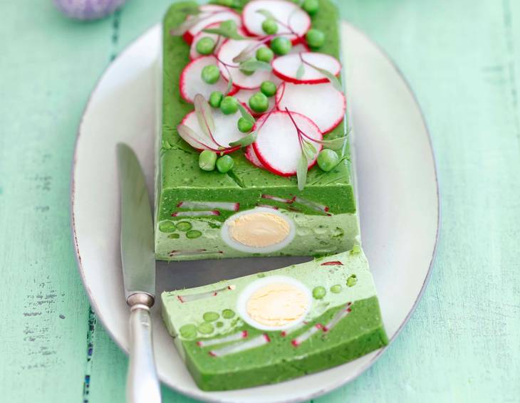 Spinat-Erbsen-Terrine mit Eiern und Radieschen