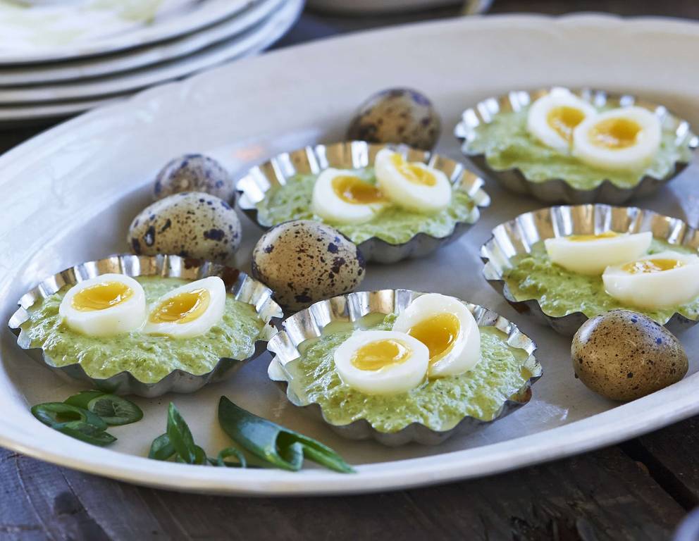 Grüne Spargelcreme mit Wachtelei Grüne Spargelcreme mit Wachtelei