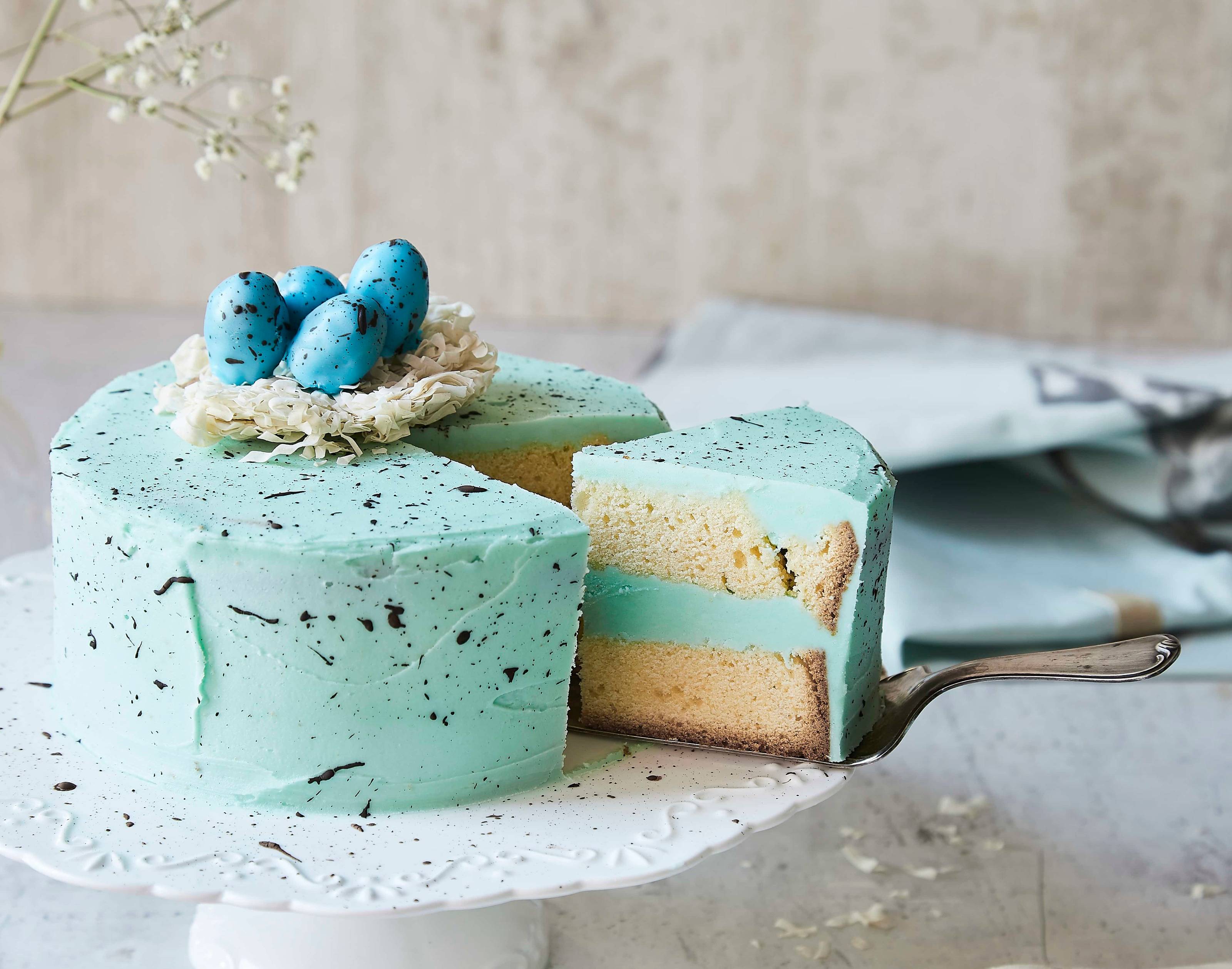 Ostertorte mit Vanille und türkisfarbener Buttercreme