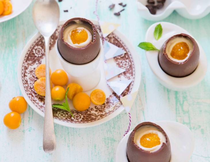 Schokoladeneier mit Cheesecake-Füllung und Physalis Schokoladeneier mit Cheesecake-Füllung und Physalis