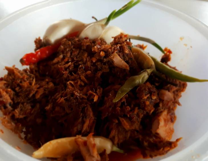 Pikanter Thunfisch mit Chili und Tomaten Pikanter Thunfisch mit Chili und Tomaten