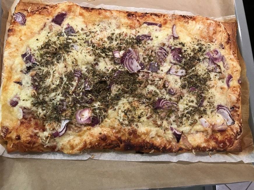 Thunfisch-Zwiebel Pizza Rezept - ichkoche.de