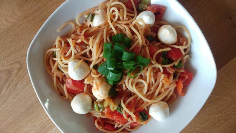 Spaghetti in Tomaten-Frühlingszwiebelsauce mit Mozzarellabällchen
