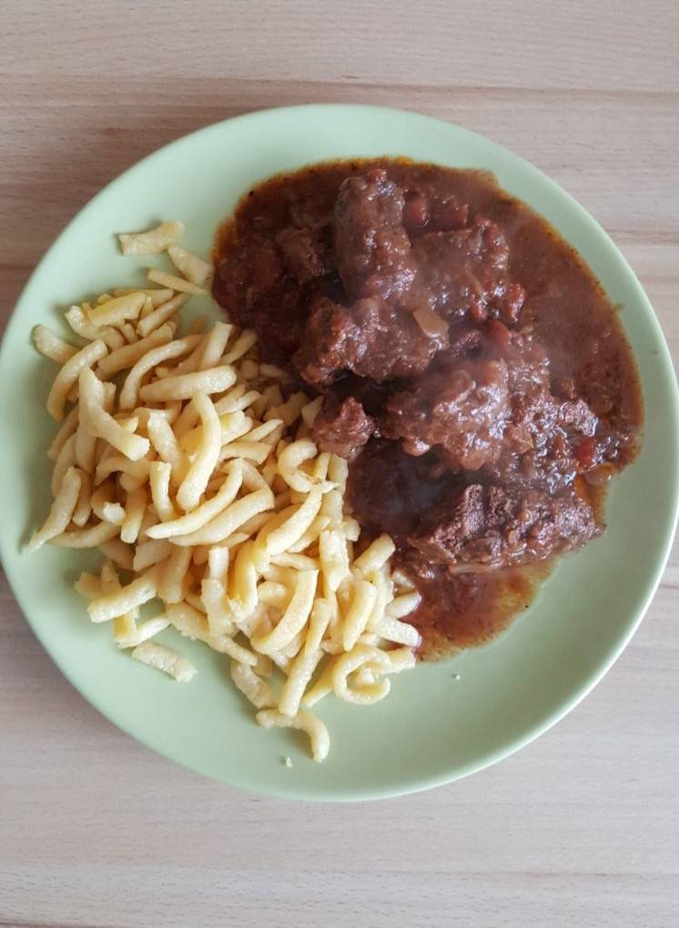 Mediterranes Rindsgulasch mit Spätzle aus dem Schongarer