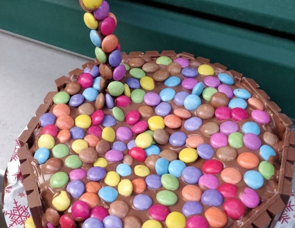 Smarties Torte mit Nussboden Smarties Torte mit Nussboden