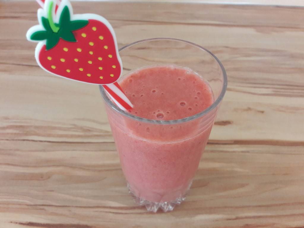 Erdbeer-Smoothie mit Bananensaft