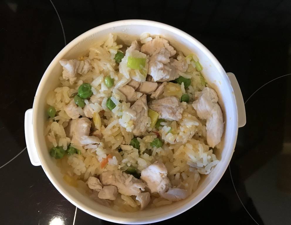 Gebratener thailändischer Gemüsereis mit Hühnerbruststreifen Gebratener thailändischer Gemüsereis mit Hühnerbruststreifen