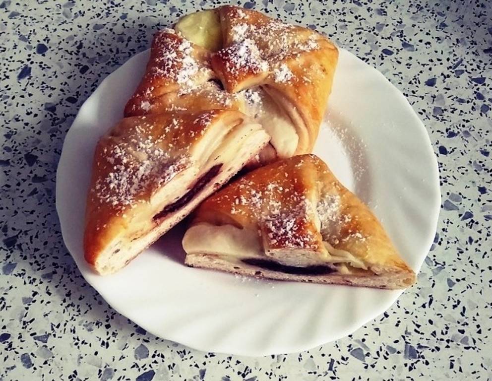 Schnelle Germteig-Pudding-Golatschen mit Schokokern Schnelle Germteig-Pudding-Golatschen mit Schokokern