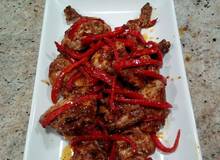 Geröstetes Huhn mit Sesam und roten Paprika Geröstetes Huhn mit Sesam und roten Paprika