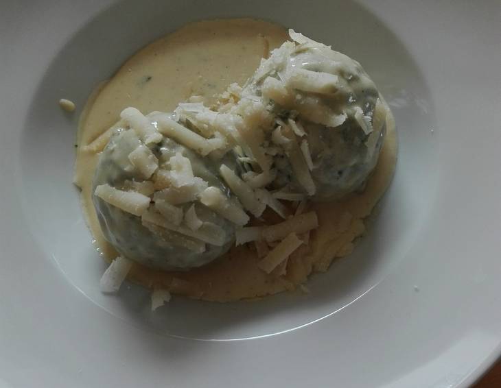 Spinatknödel in Gorgonzola-Nuss-Sauce