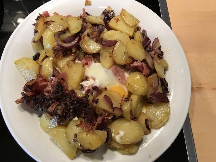 Kartoffelgröstl mit Speck und Spiegelei