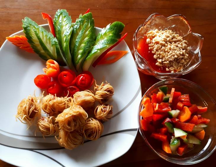 Spaghetti Nester mit Tomaten-Parmesan Dip und Salat Spaghetti Nester mit Tomaten-Parmesan Dip und Salat