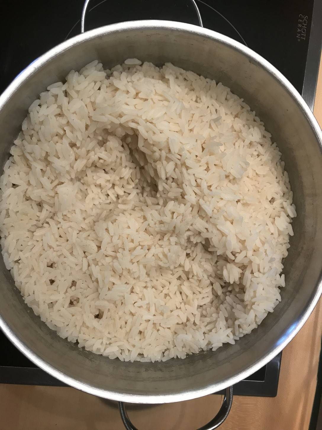 Gedämpfter Reis mit Zwiebelaroma