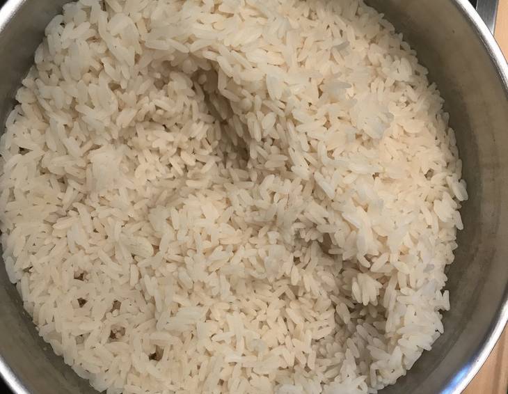 Gedämpfter Reis mit Zwiebelaroma