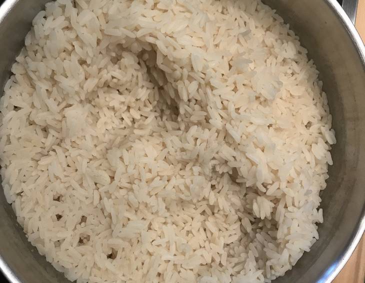 Gedämpfter Reis mit Zwiebelaroma Gedämpfter Reis mit Zwiebelaroma