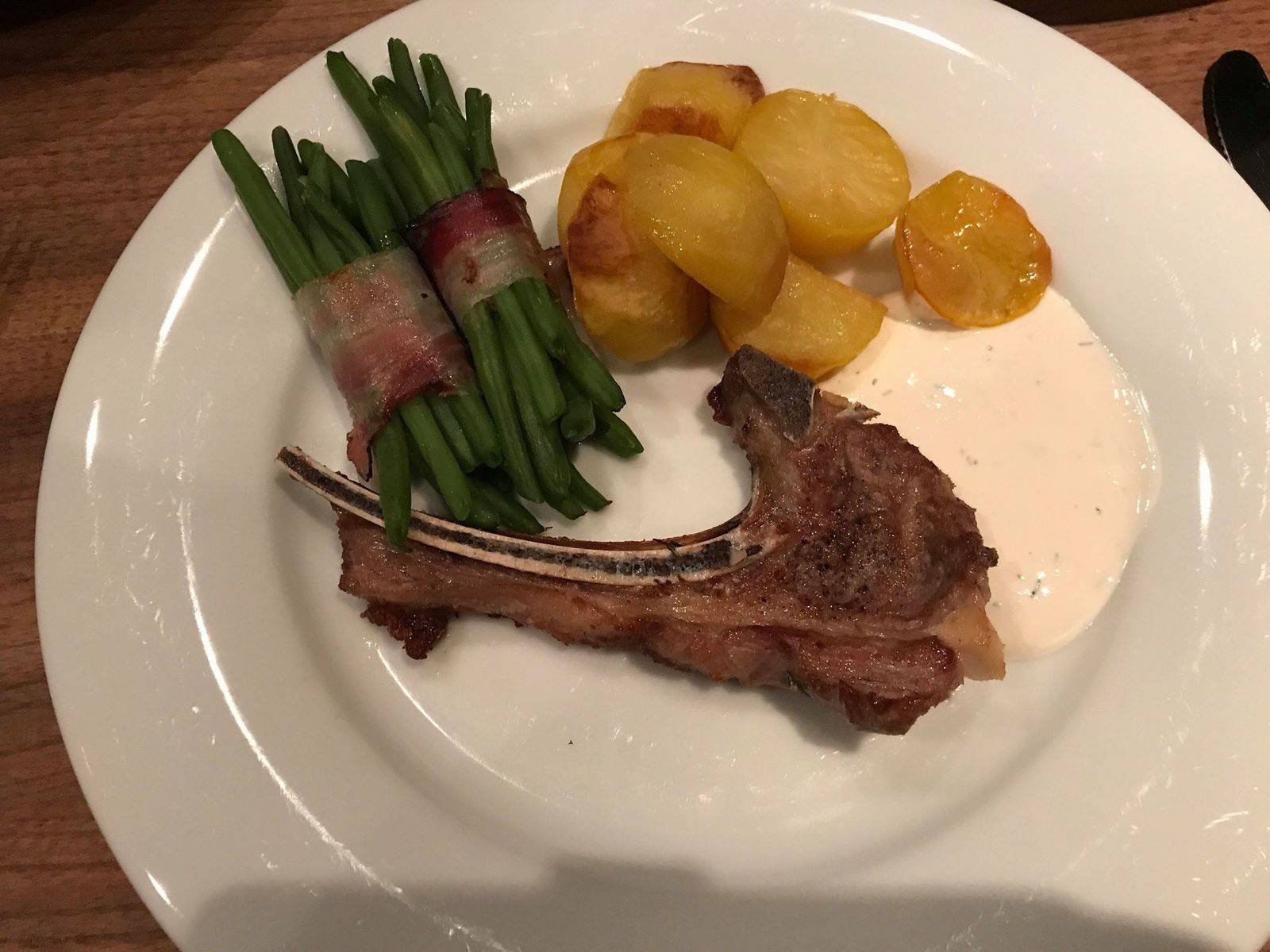 Lammkoteletts mit Fisolen im Speckmantel Rezept - ichkoche.de
