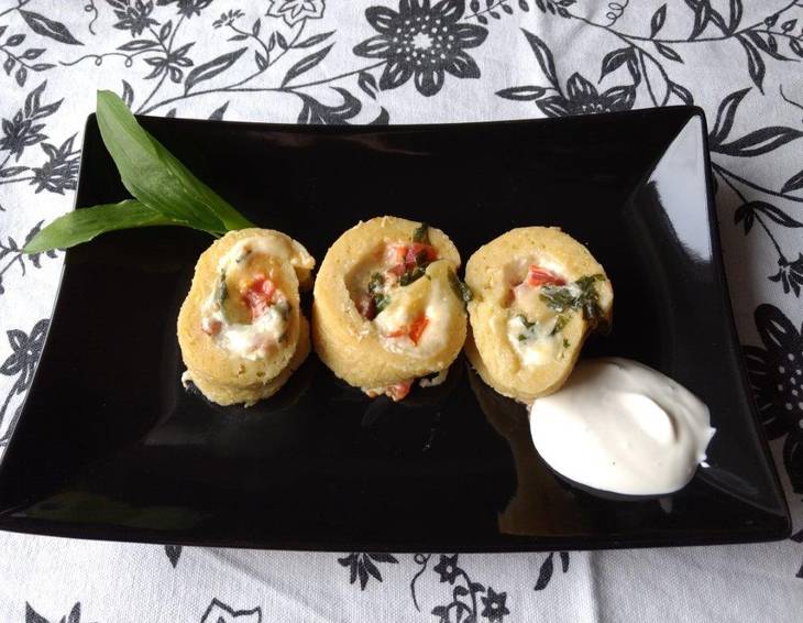 Kartoffel-Bärlauchrolle mit Tomaten und Käse Kartoffel-Bärlauchrolle mit Tomaten und Käse