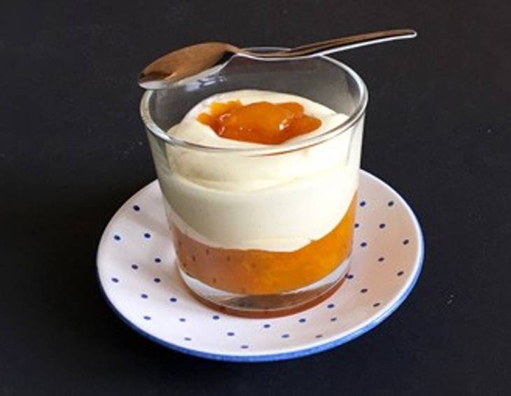 Vanillemus auf Marillensauce Vanillemus auf Marillensauce