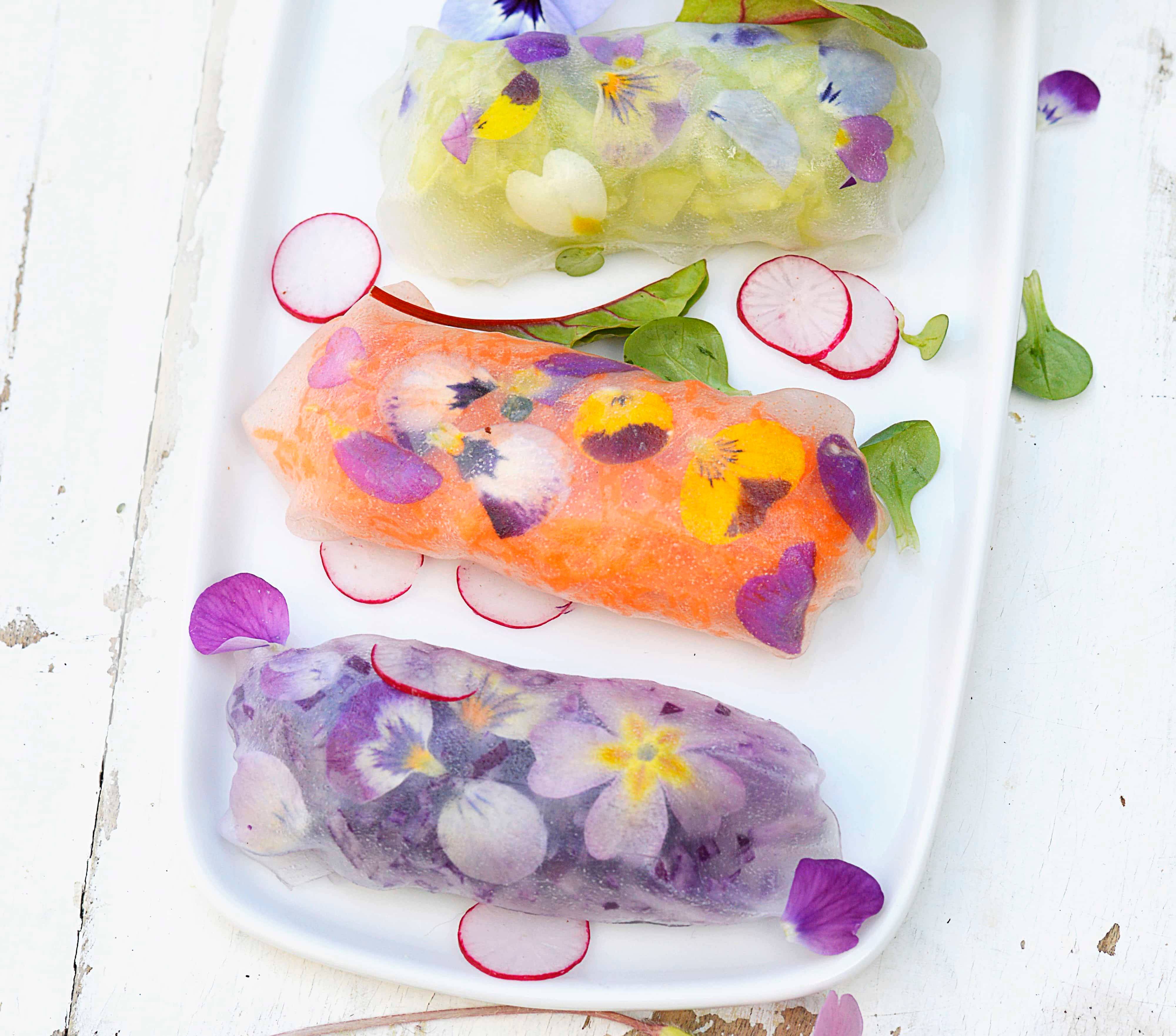 Rohe Frühlingsrollen mit Gemüse und Essblüten Rezept