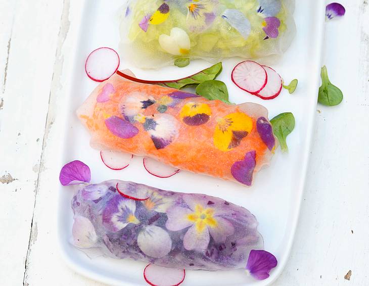 Rohe Frühlingsrollen mit Gemüse und Essblüten Rohe Frühlingsrollen mit Gemüse und Essblüten