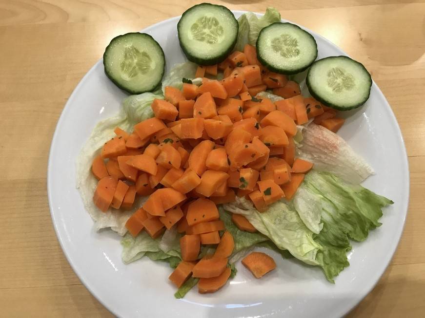Gedünstete Karotten auf Blattsalat
