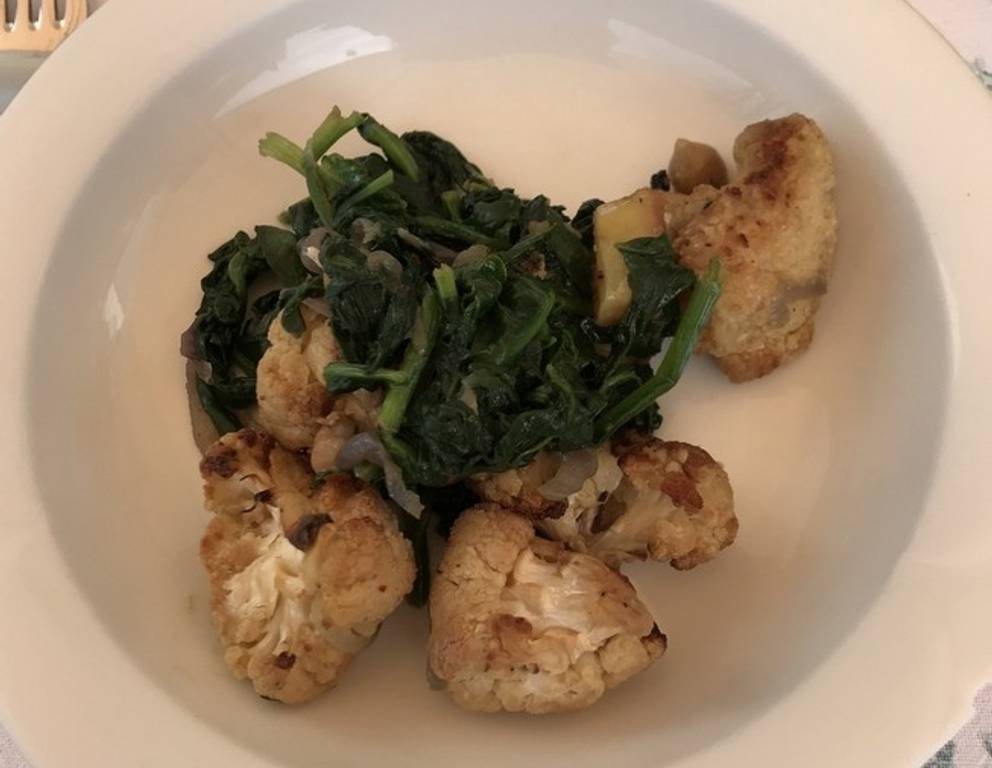Gebratener Karfiol mit Blattspinat und Kartoffeln Gebratener Karfiol mit Blattspinat und Kartoffeln