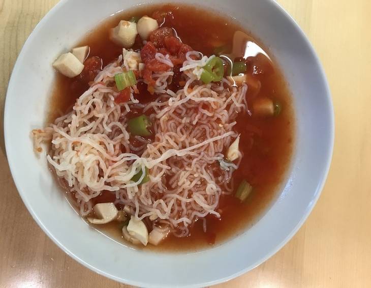 Reisnudeln mit Tomaten und Tofu